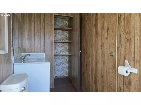 Bath - 1625 Henderson Ave #B10, Eugene, OR 97403 photo 3 of 4