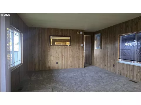 Living - 1625 Henderson Ave #B10, Eugene, OR 97403 photo 3 of 4