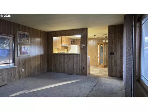 Living - 1625 Henderson Ave #B10, Eugene, OR 97403 photo 2 of 4