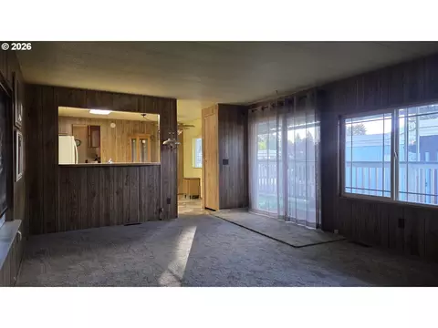 Living - 1625 Henderson Ave #B10, Eugene, OR 97403 photo 1 of 4
