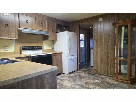Kitchen - 1625 Henderson Ave #B10, Eugene, OR 97403 photo 1 of 3