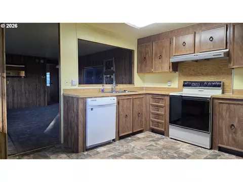 Kitchen - 1625 Henderson Ave #B10, Eugene, OR 97403 photo 2 of 3