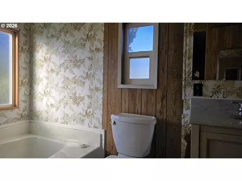 Bath - 1625 Henderson Ave #B10, Eugene, OR 97403 photo 1 of 4
