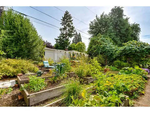 Exterior - 727 Elm Dr, Eugene, OR 97404 photo 15 of 16