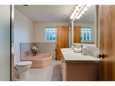 Bath - 727 Elm Dr, Eugene, OR 97404 photo 2 of 5
