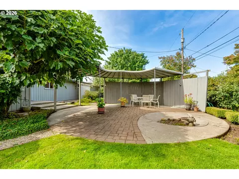 Exterior - 727 Elm Dr, Eugene, OR 97404 photo 10 of 16