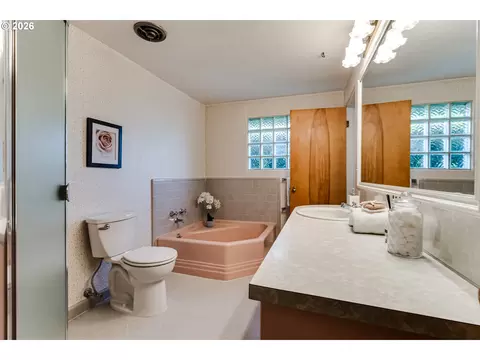 Bath - 727 Elm Dr, Eugene, OR 97404 photo 1 of 5
