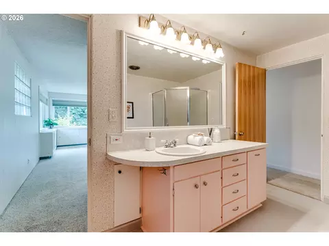 Bath - 727 Elm Dr, Eugene, OR 97404 photo 4 of 5