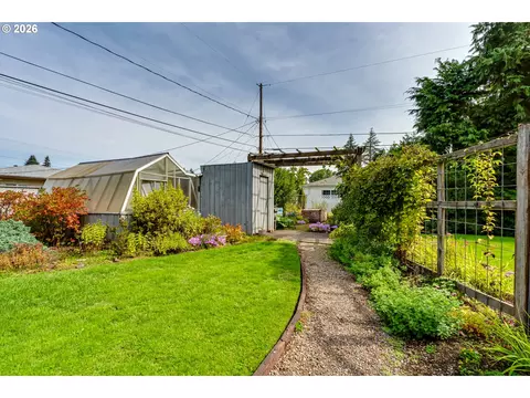 Exterior - 727 Elm Dr, Eugene, OR 97404 photo 12 of 16