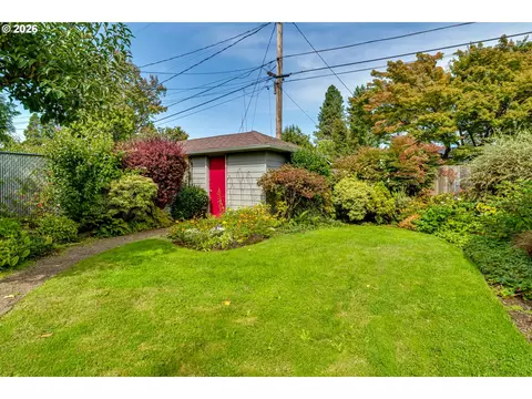 Exterior - 727 Elm Dr, Eugene, OR 97404 photo 8 of 16
