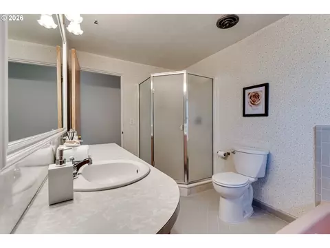 Bath - 727 Elm Dr, Eugene, OR 97404 photo 3 of 5