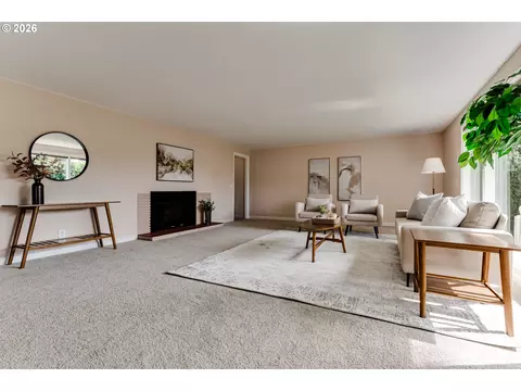 Living - 727 Elm Dr, Eugene, OR 97404 photo 3 of 3