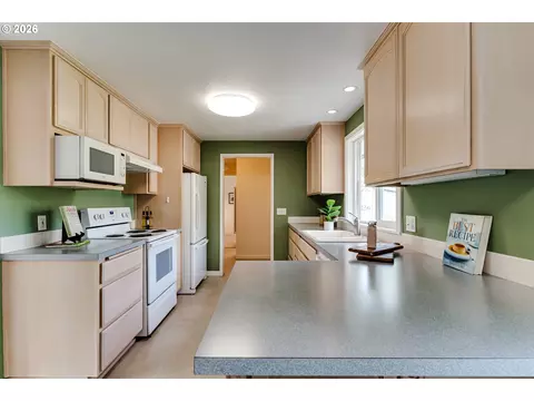 Kitchen - 727 Elm Dr, Eugene, OR 97404 photo 2 of 3