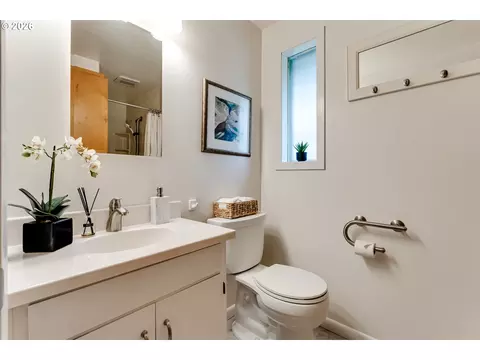Bath - 727 Elm Dr, Eugene, OR 97404 photo 5 of 5