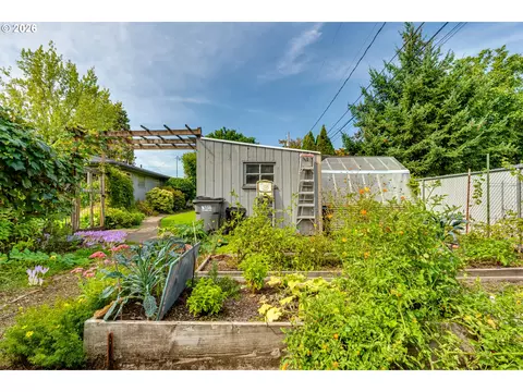 Exterior - 727 Elm Dr, Eugene, OR 97404 photo 13 of 16