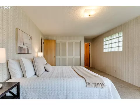 Bedroom - 727 Elm Dr, Eugene, OR 97404 photo 2 of 3