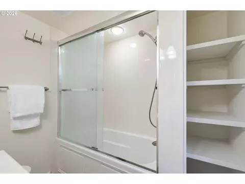 Bath - 29127 Gimpl Hill Rd, Eugene, OR 97402 photo 3 of 3