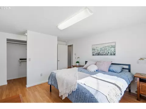 Bedroom - 29127 Gimpl Hill Rd, Eugene, OR 97402 photo 3 of 5