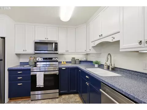 Kitchen - 29127 Gimpl Hill Rd, Eugene, OR 97402 photo 2 of 5