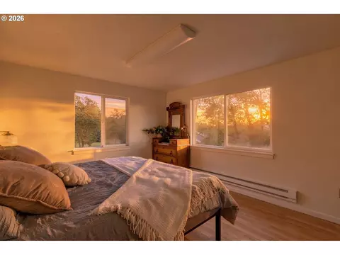 Bedroom - 29127 Gimpl Hill Rd, Eugene, OR 97402 photo 2 of 5
