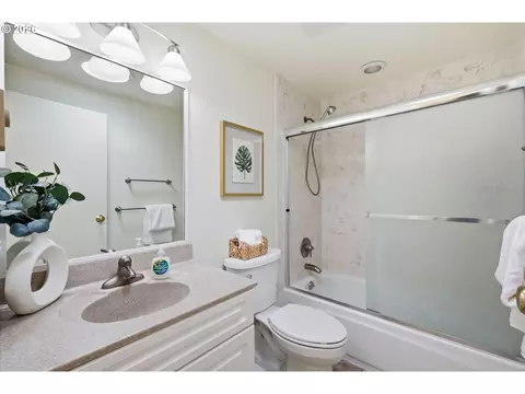Bath - 29127 Gimpl Hill Rd, Eugene, OR 97402 photo 1 of 3
