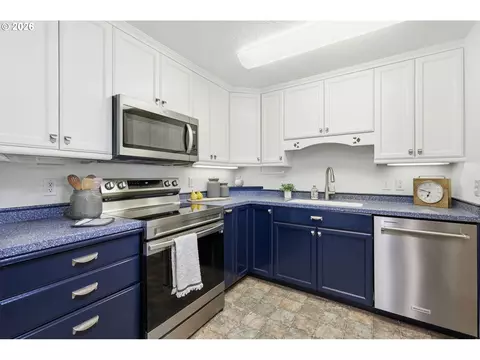 Kitchen - 29127 Gimpl Hill Rd, Eugene, OR 97402 photo 3 of 5