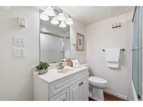 Bath - 29127 Gimpl Hill Rd, Eugene, OR 97402 photo 2 of 3
