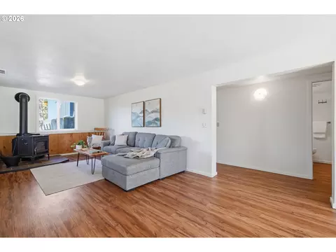 Living - 29127 Gimpl Hill Rd, Eugene, OR 97402 photo 3 of 4