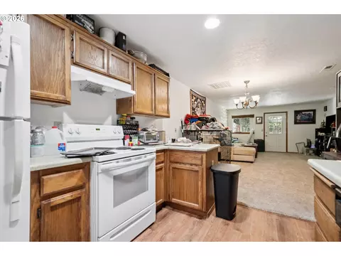 Kitchen - 240 SE Kane Dr, Gresham, OR 97080 photo 3 of 7