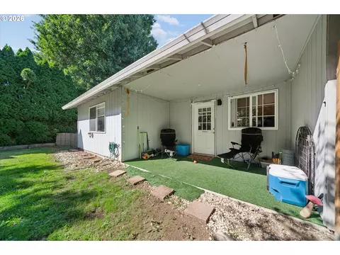 Exterior - 240 SE Kane Dr, Gresham, OR 97080 photo 4 of 7