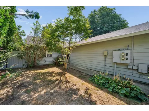 Exterior - 240 SE Kane Dr, Gresham, OR 97080 photo 3 of 7