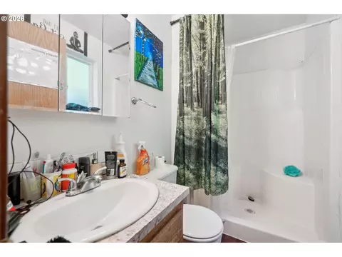 Bath - 240 SE Kane Dr, Gresham, OR 97080 photo 4 of 5