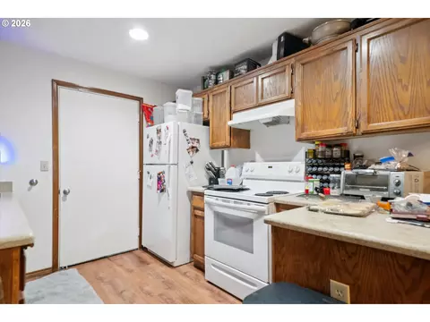 Kitchen - 240 SE Kane Dr, Gresham, OR 97080 photo 1 of 7