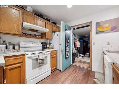 Kitchen - 240 SE Kane Dr, Gresham, OR 97080 photo 5 of 7