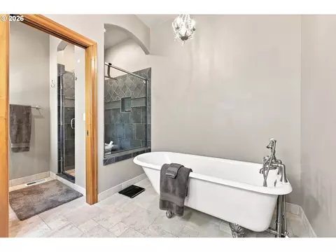 Bath - 8443 SE Orient Dr, Gresham, OR 97080 photo 2 of 4