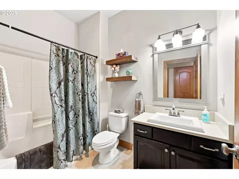 Bath - 8443 SE Orient Dr, Gresham, OR 97080 photo 3 of 4