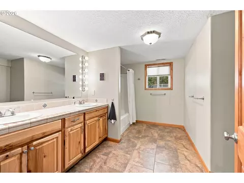Bath - 8443 SE Orient Dr, Gresham, OR 97080 photo 4 of 4