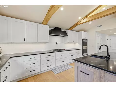 Kitchen - 2010 Valhalla St, Eugene, OR 97401 photo 3 of 6