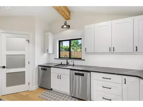 Kitchen - 2010 Valhalla St, Eugene, OR 97401 photo 5 of 6