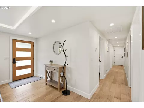 Entry Way - 2010 Valhalla St, Eugene, OR 97401 photo 1 of 1