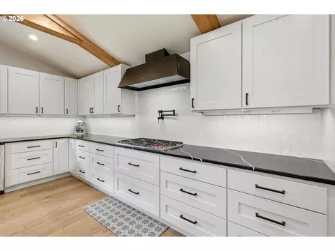 Kitchen - 2010 Valhalla St, Eugene, OR 97401 photo 4 of 6