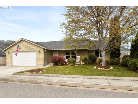 335 Gentry Loop, Myrtle Creek, OR 97457