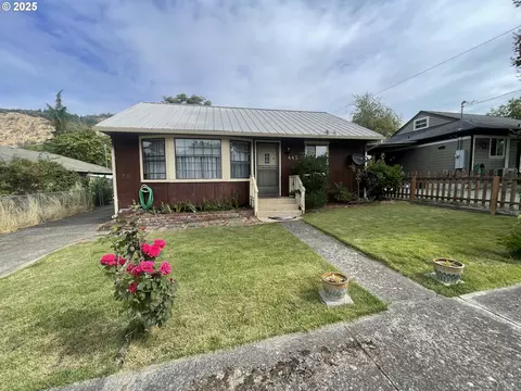 445 NE Broadway St, Myrtle Creek, OR 97457