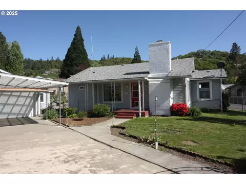 1695 NE Todd St, Roseburg, OR 97470