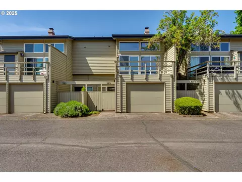 323 Country Club Rd, Eugene, OR 97401