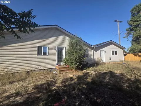 Exterior - 239 W K St, Springfield, OR 97477 photo 4 of 9