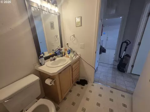 Bath - 239 W K St, Springfield, OR 97477 photo 5 of 5