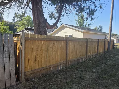 Exterior - 239 W K St, Springfield, OR 97477 photo 5 of 9