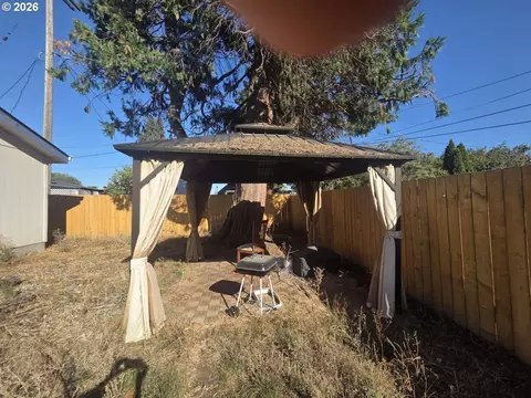 Exterior - 239 W K St, Springfield, OR 97477 photo 8 of 9