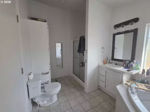 Bath - 239 W K St, Springfield, OR 97477 photo 2 of 5